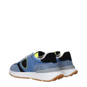 Sportliche Turnschuhe aus blauem Stoff