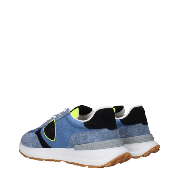 Sportliche Turnschuhe aus blauem Stoff