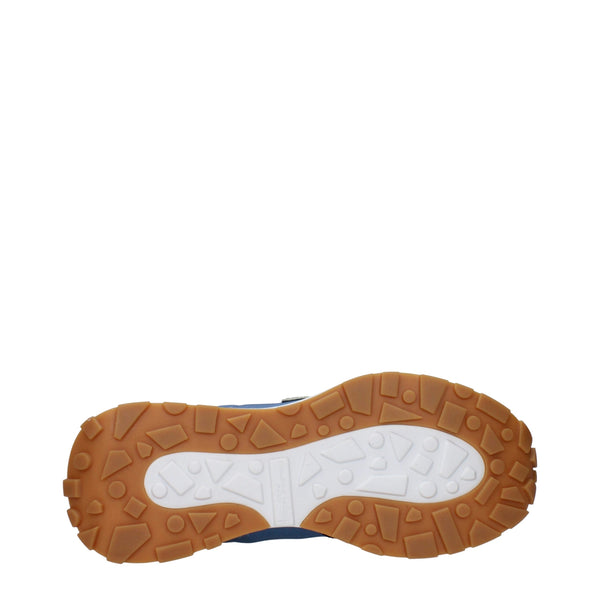 Sportliche Turnschuhe aus blauem Stoff
