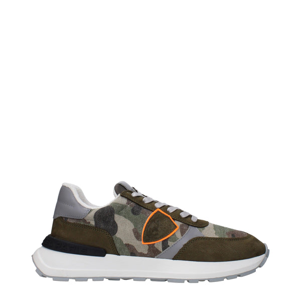 Grüner Stoff Sportliche Turnschuhe