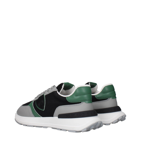 Schwarzer Stoff Sportliche Turnschuhe