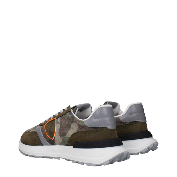 Grüner Stoff Sportliche Turnschuhe