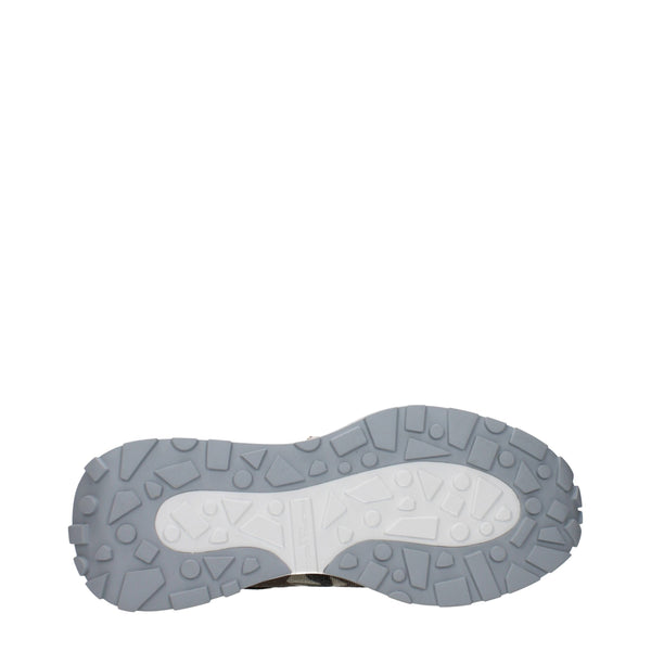 Grüner Stoff Sportliche Turnschuhe