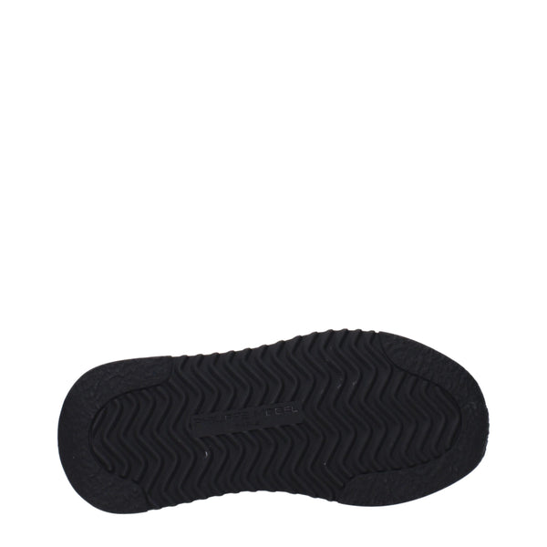 Schwarzer Stoff Sportliche Turnschuhe