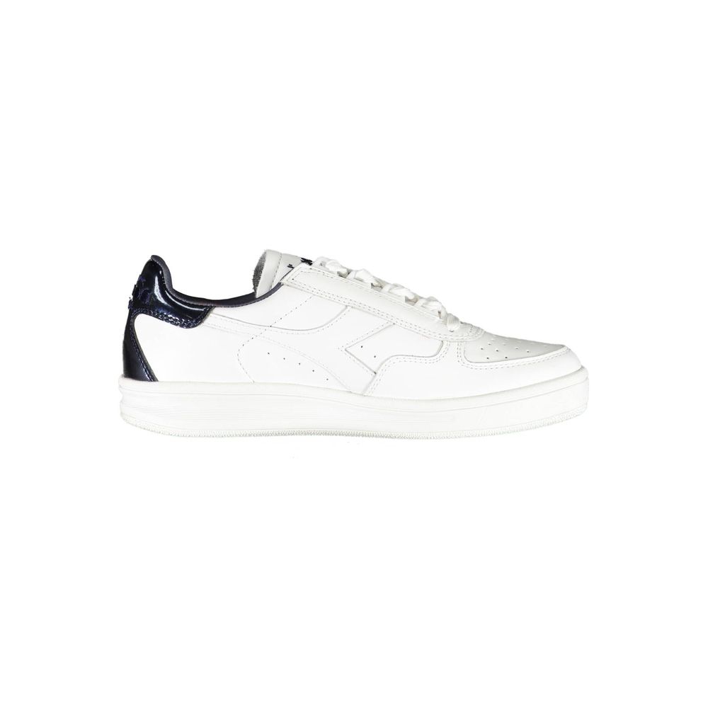 Sneaker aus weißem Stoff