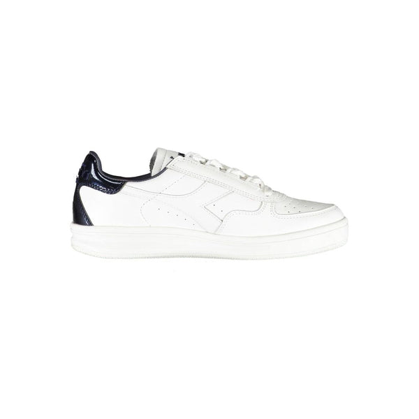Sneaker aus weißem Stoff