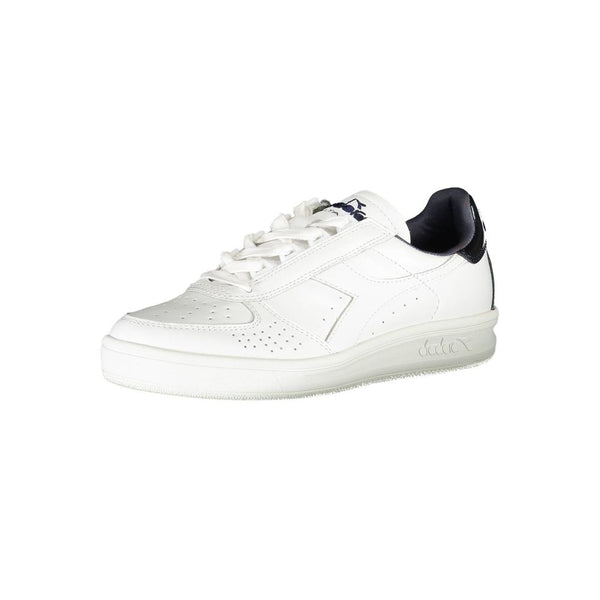 Sneaker aus weißem Stoff