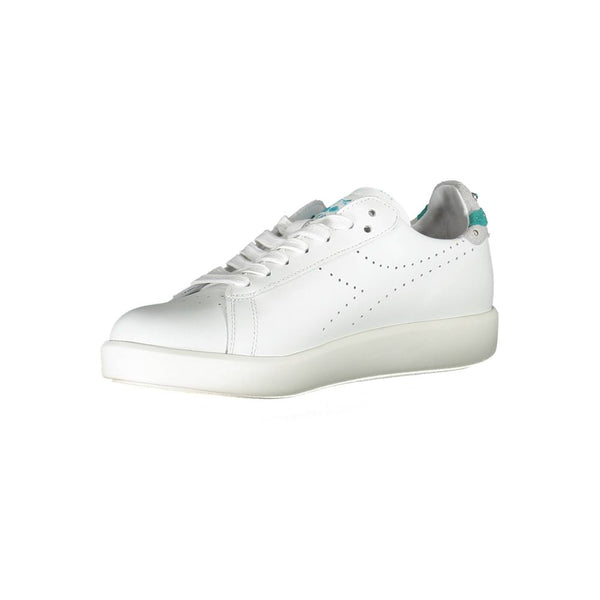 Sneaker aus weißem Stoff