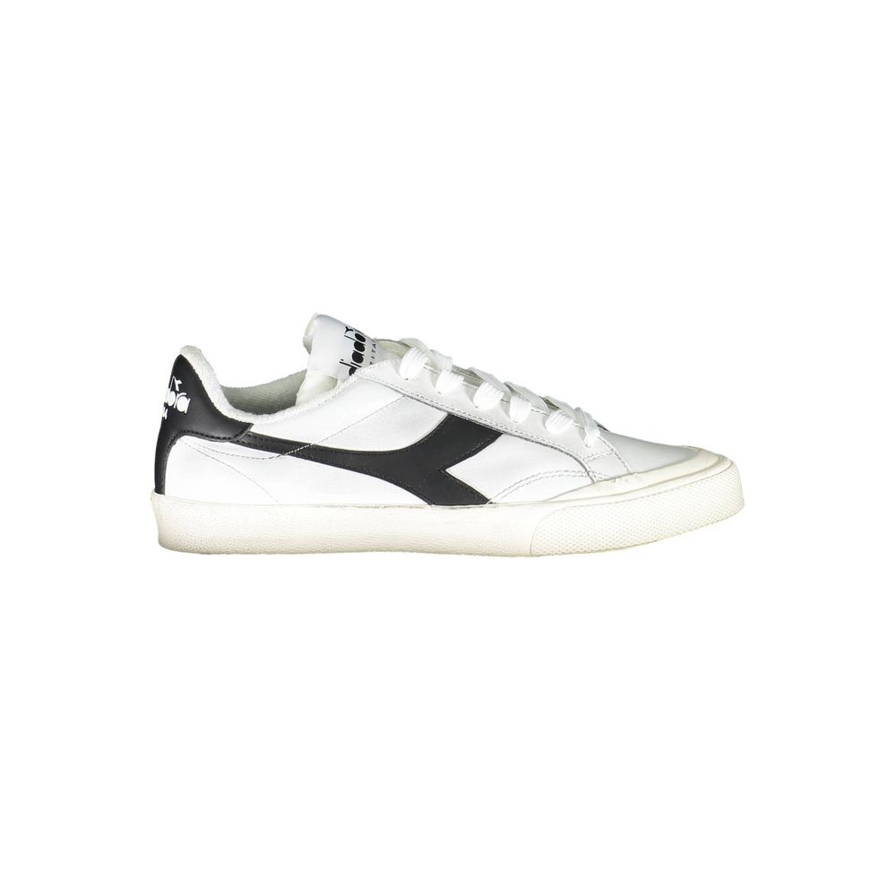 Sneaker aus weißem Stoff
