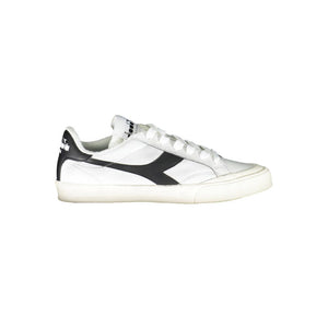 Sneaker aus weißem Stoff