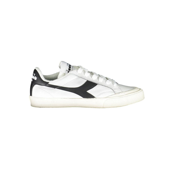 Sneaker aus weißem Stoff