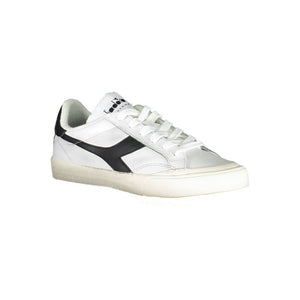 Sneaker aus weißem Stoff