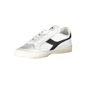 Sneaker aus weißem Stoff
