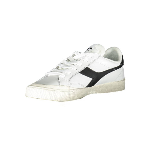 Sneaker aus weißem Stoff