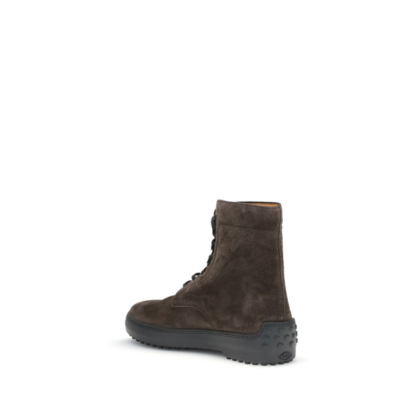 Braune Lederstiefel mit Schnürung