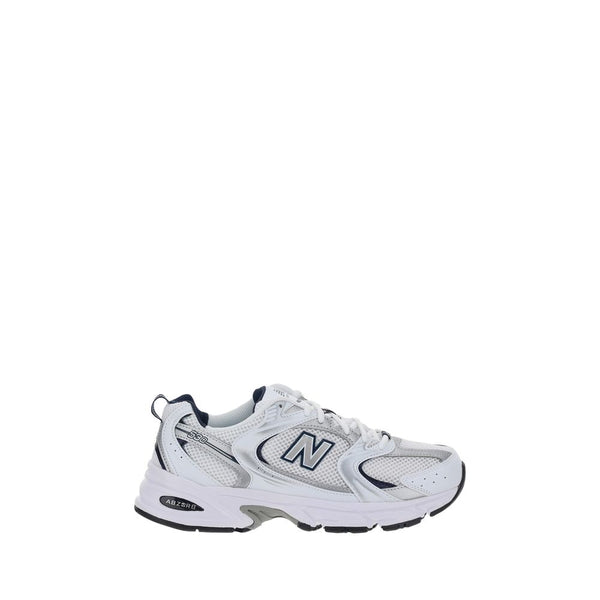 Weiße Polyethylen-Sportschuhe