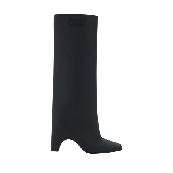 Schwarze Gummistiefel über dem Knie