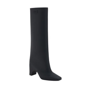 Schwarze Gummistiefel über dem Knie