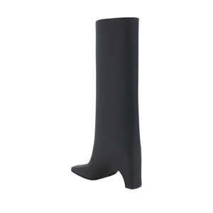 Schwarze Gummistiefel über dem Knie