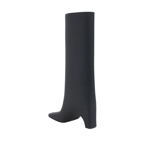 Schwarze Gummistiefel über dem Knie