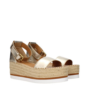 Goldene Leder-Keilsandalen