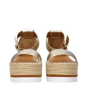 Goldene Leder-Keilsandalen