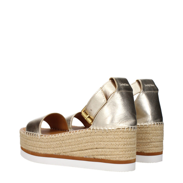 Goldene Leder-Keilsandalen