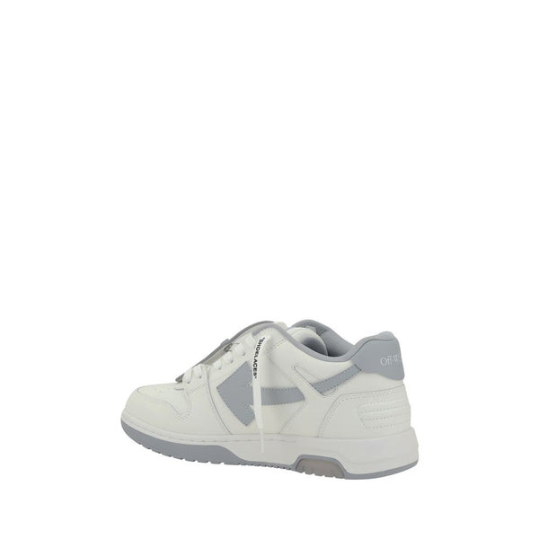 Weiße Gummisneaker im Low-Top-Stil