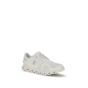 Weiße Sneakers aus recyceltem Polyester
