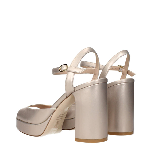Beigefarbene Leder-Plateau-Sandalen