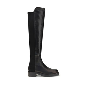 Schwarze Lederstiefel über dem Knie