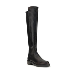 Schwarze Lederstiefel über dem Knie