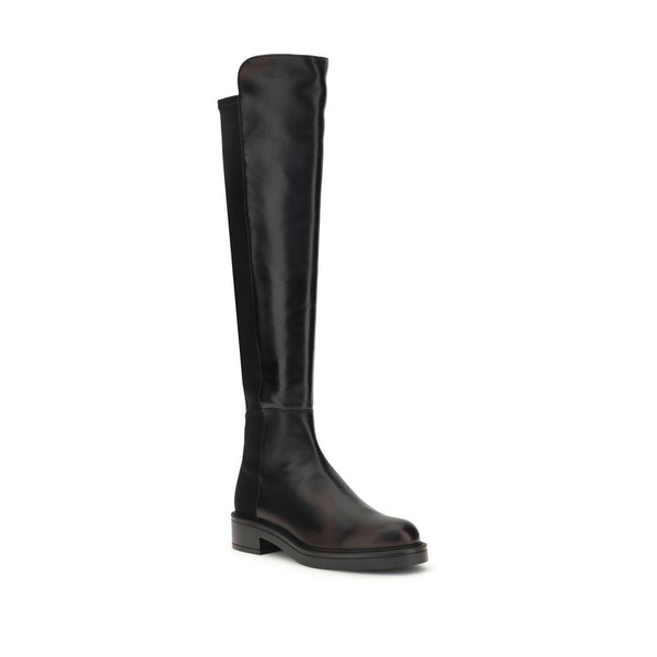 Schwarze Lederstiefel über dem Knie