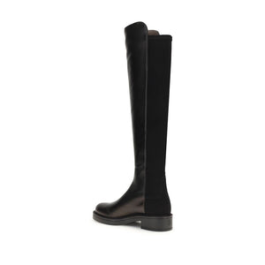 Schwarze Lederstiefel über dem Knie