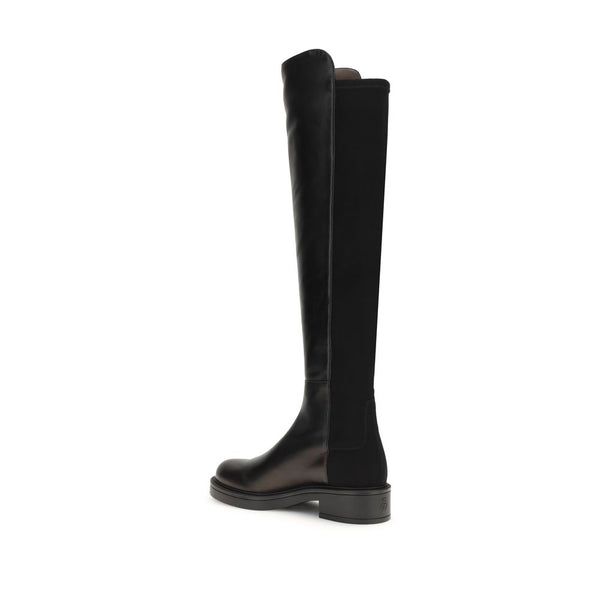 Schwarze Lederstiefel über dem Knie