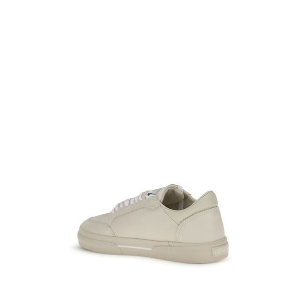 Beigefarbene Leder-Sneakers mit niedrigem Schaft
