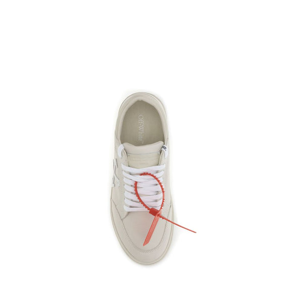 Beigefarbene Leder-Sneakers mit niedrigem Schaft
