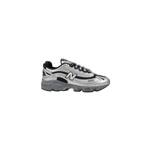Silberne Synthetik-Sportschuhe