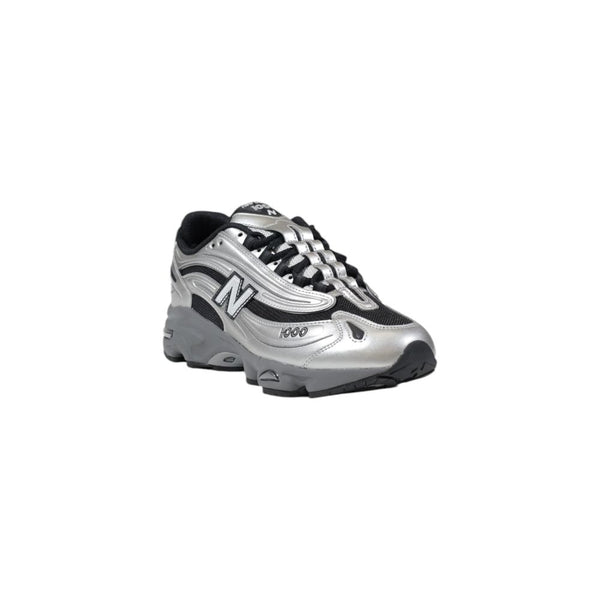 Silberne Synthetik-Sportschuhe