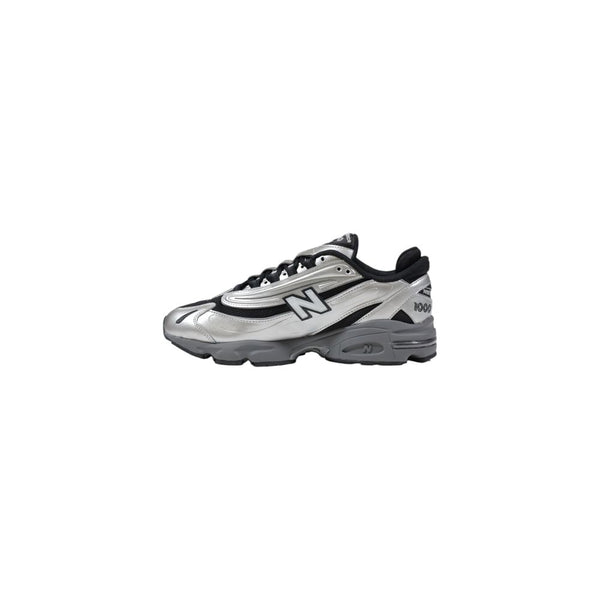 Silberne Synthetik-Sportschuhe