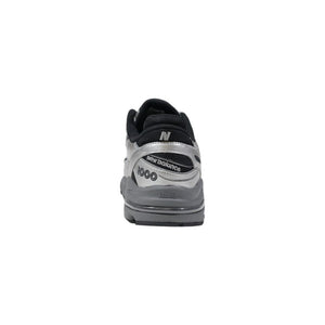 Silberne Synthetik-Sportschuhe