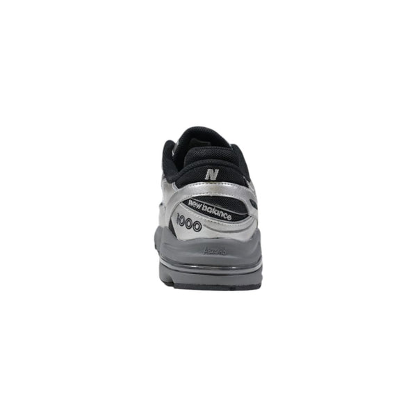 Silberne Synthetik-Sportschuhe