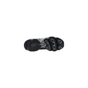 Silberne Synthetik-Sportschuhe