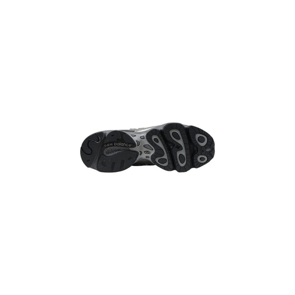 Silberne Synthetik-Sportschuhe