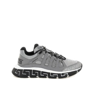 Silberne Sportschuhe aus Stoff