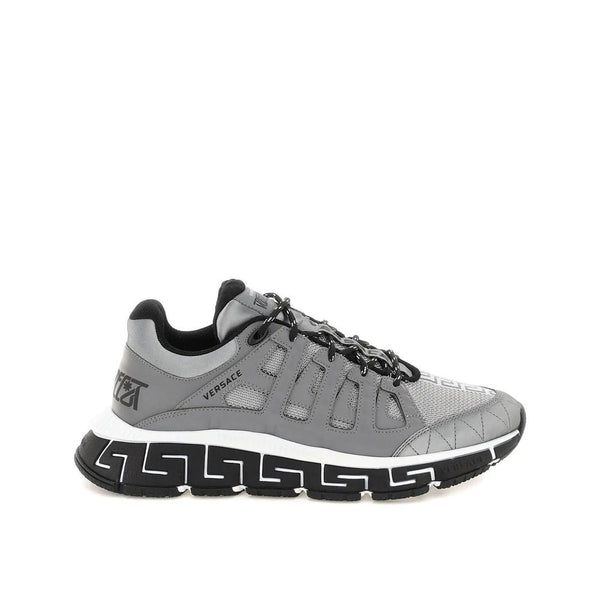 Silberne Sportschuhe aus Stoff
