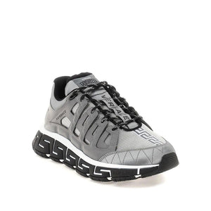 Silberne Sportschuhe aus Stoff