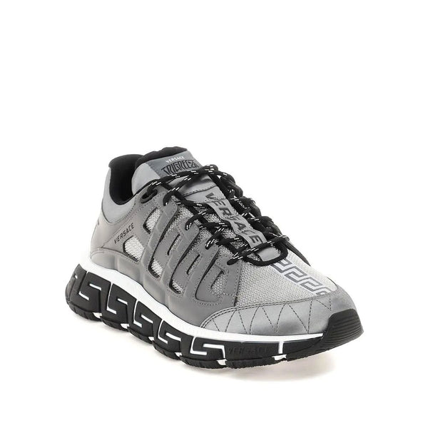 Silberne Sportschuhe aus Stoff