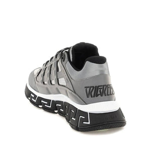 Silberne Sportschuhe aus Stoff