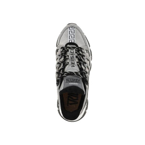 Silberne Sportschuhe aus Stoff
